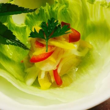 彩りパプリカと<br />
鶏むね肉の南蛮漬け