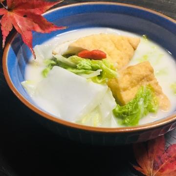 白菜と揚げ出し豆腐の豆乳煮込み