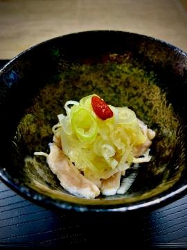 蒸し鶏のたっぷりねぎ香るソースがけ<br />