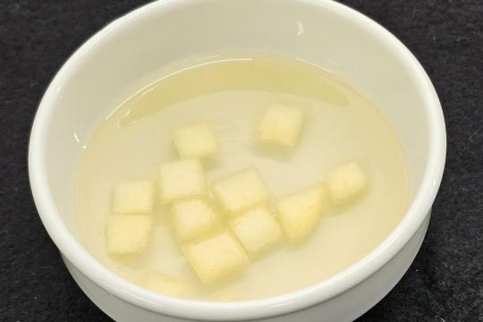 リンゴ酢ゼリー(果肉入り)